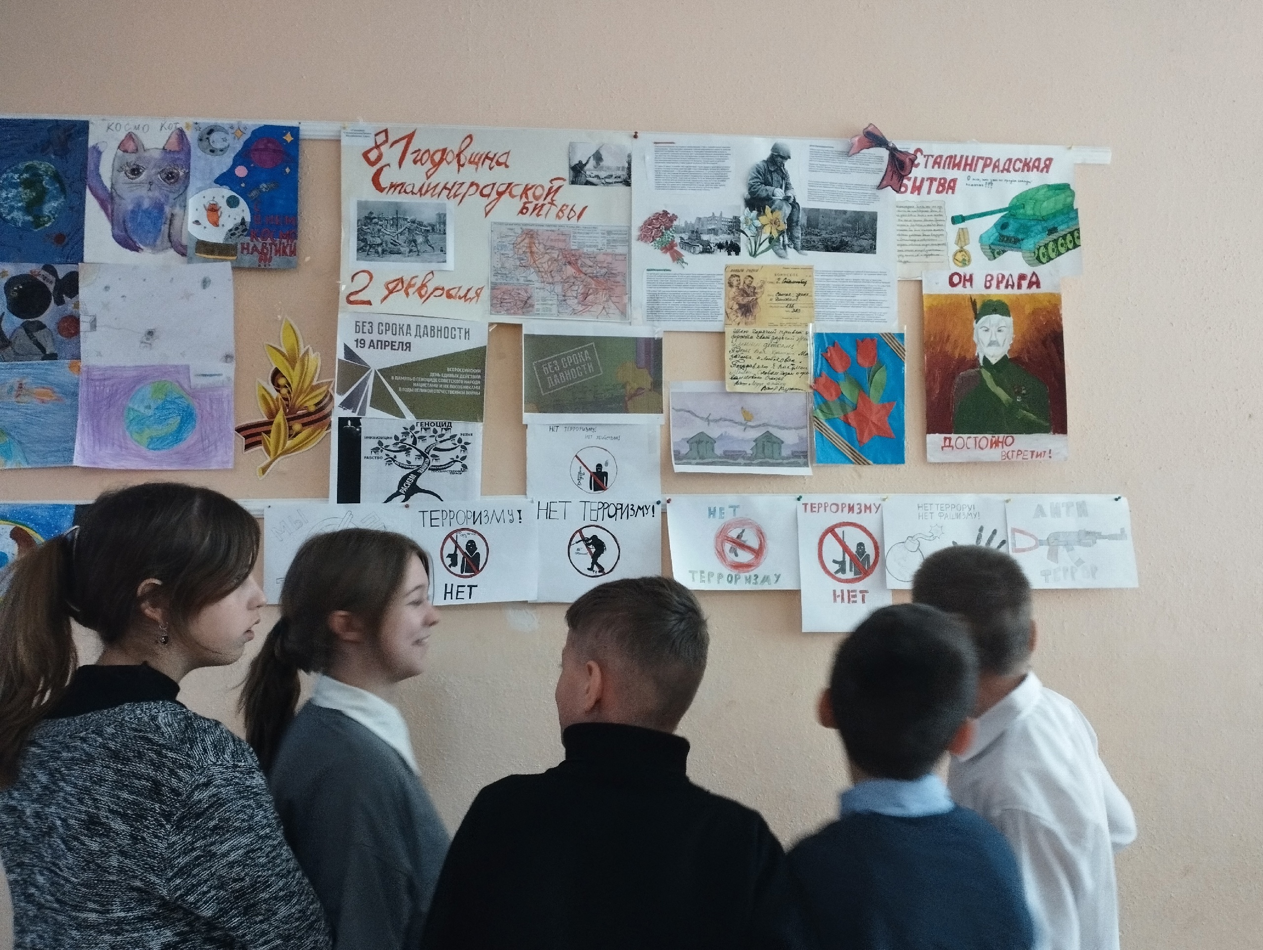 Выставка рисунков и листовок наших учеников в рамках проекта &amp;quot;Без срока давности &amp;quot;.